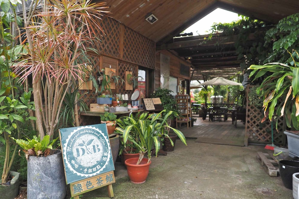 D&#038;B綠色咖啡館 30年老字號和春花卉農場 招蜂引蝶的咖啡店  寵物友善 @蔣妮の冰斗人生